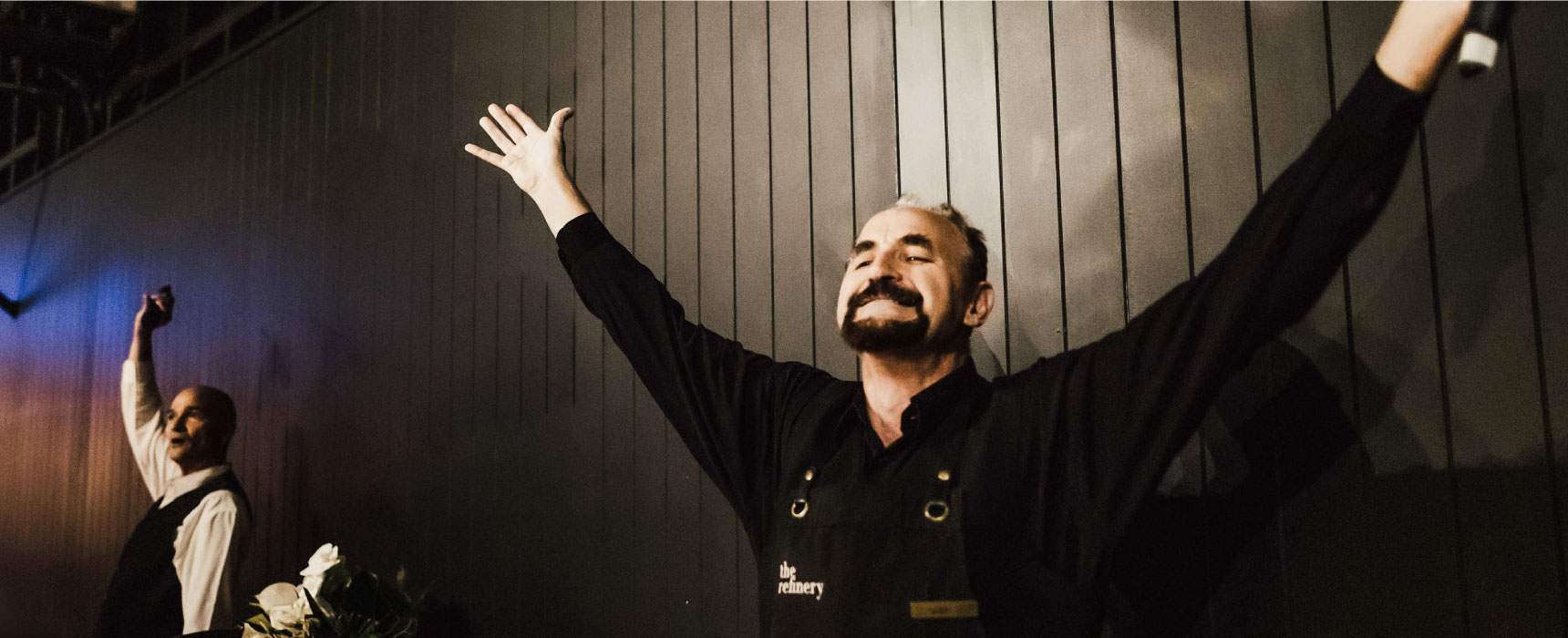 canvas-vavachi-suprise-waiter